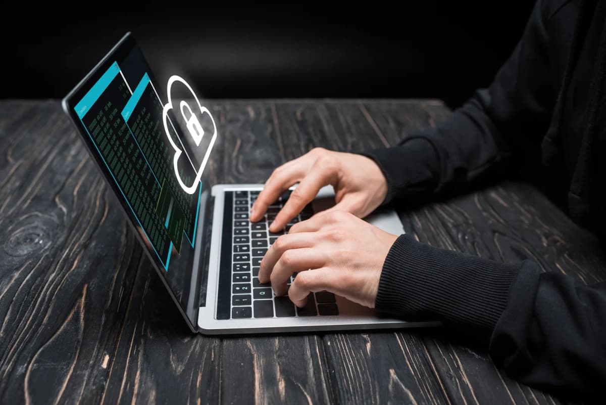 Mand ved computer der arbejder med cybersikkerhed