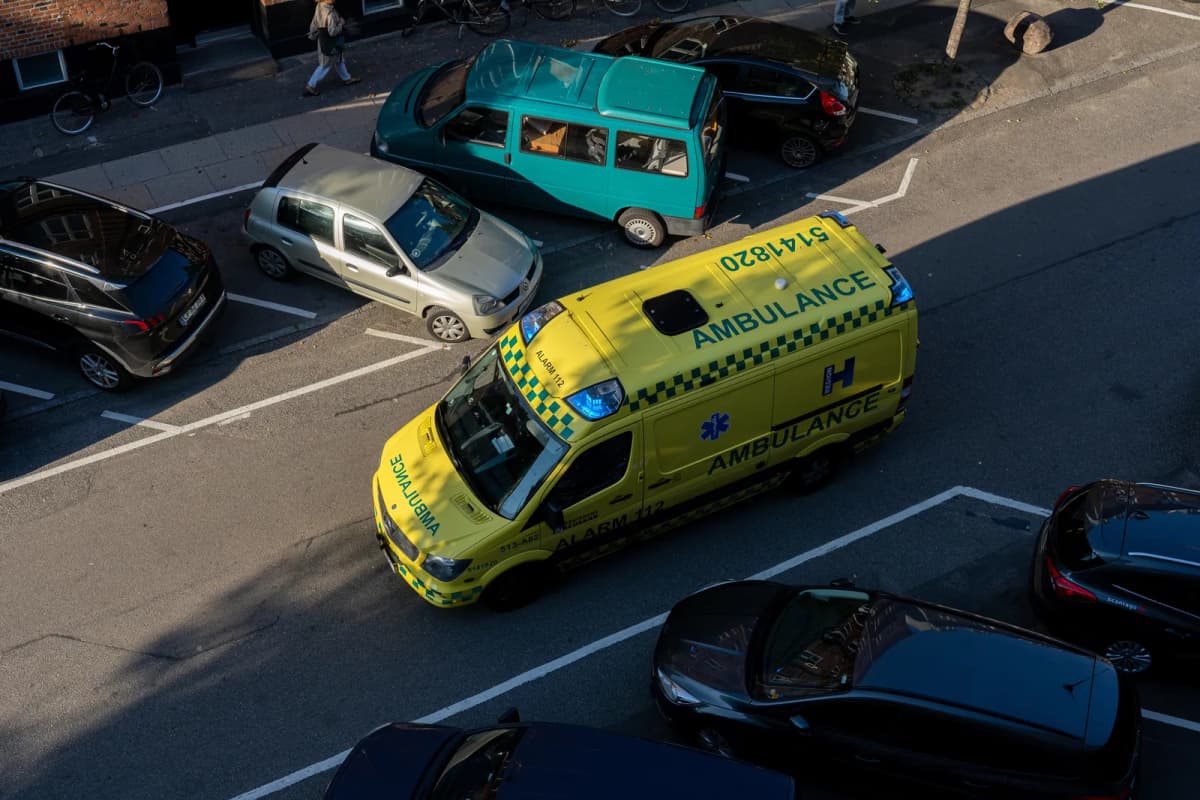 Dansk ambulance i gade