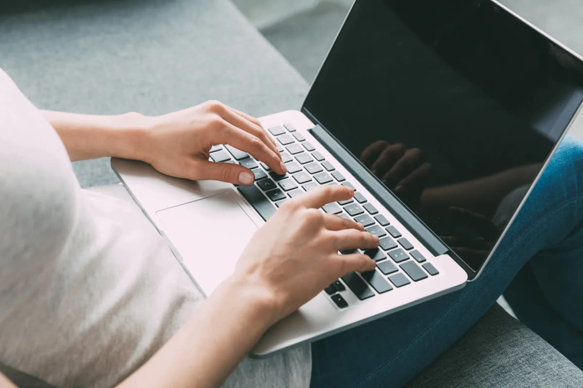 Kvinde der bruger computer