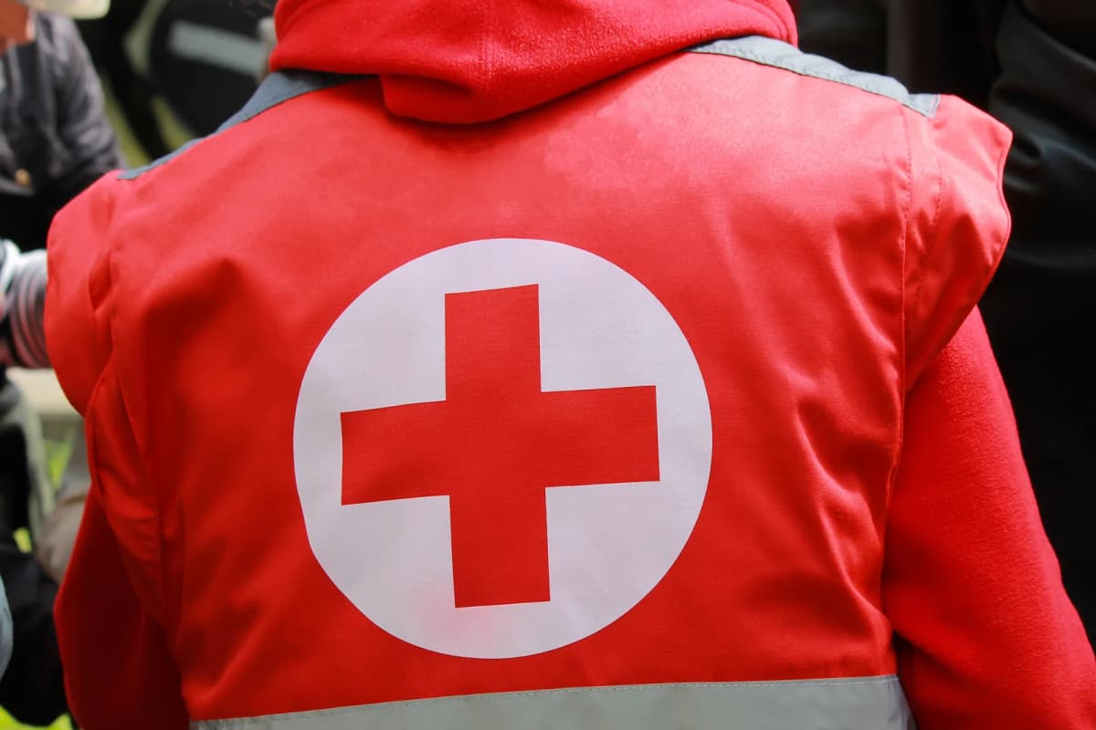 Person med Røde Kors-vest på