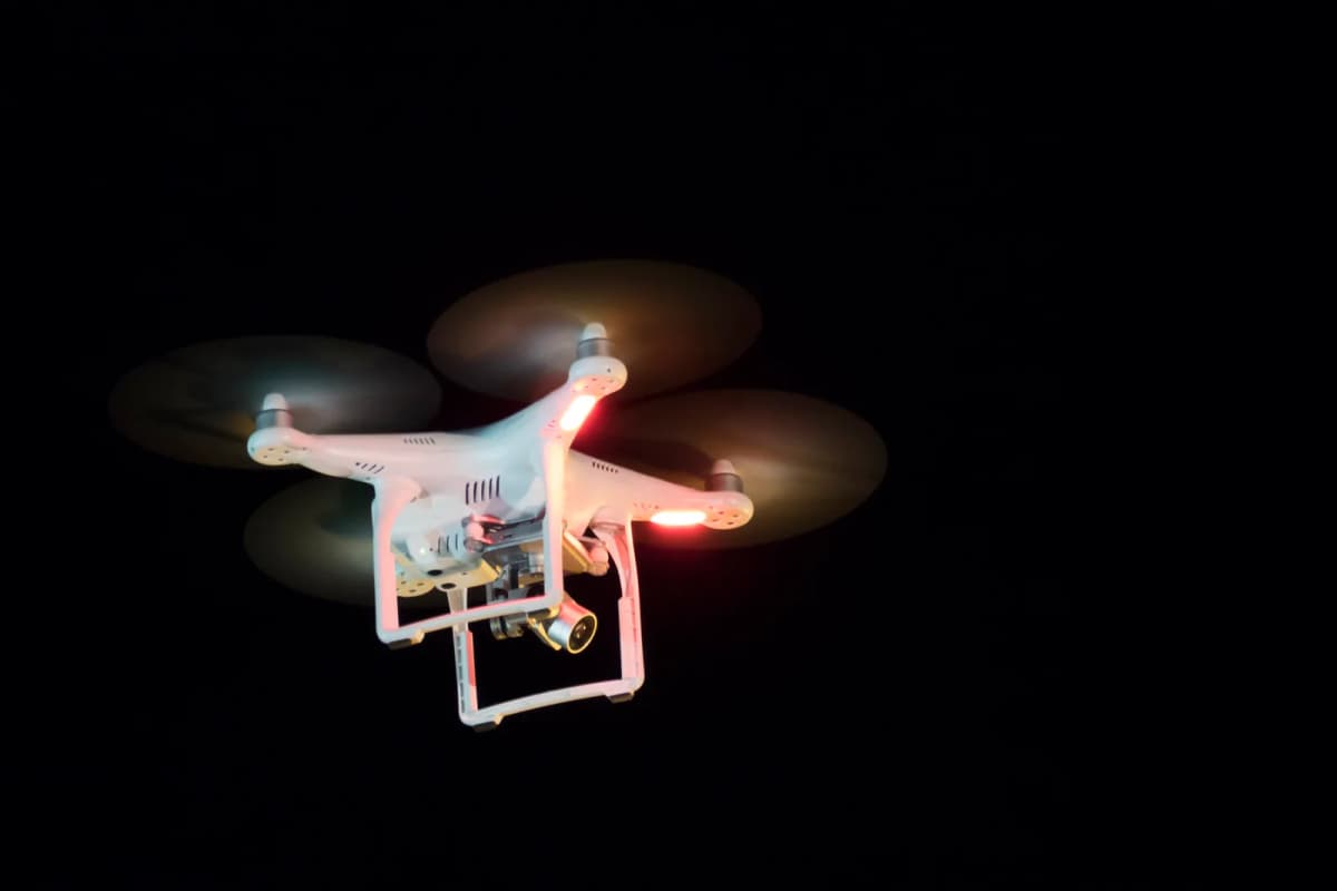 Drone på nattehimmel