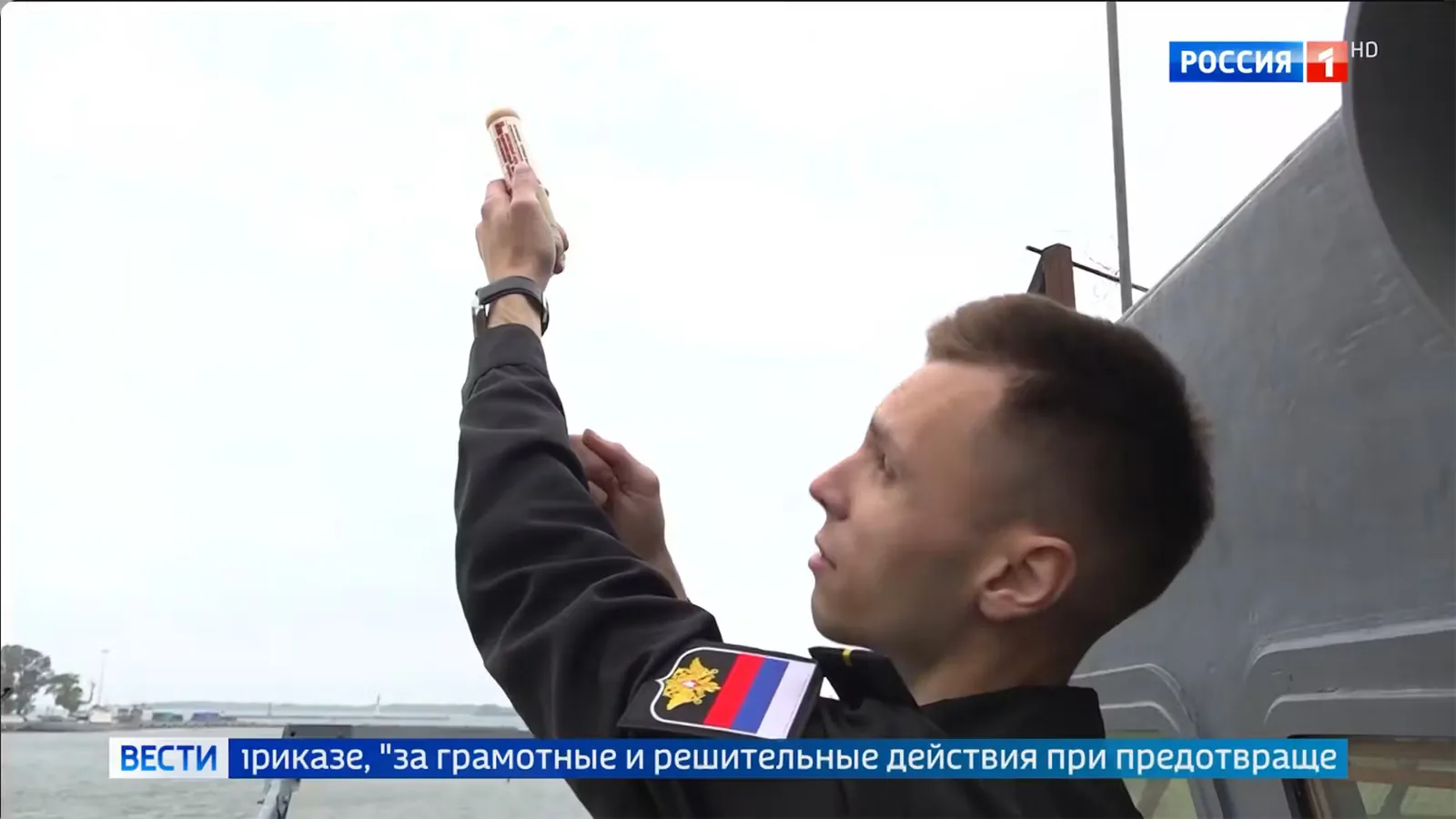 Russisk soldat der viser nødblus